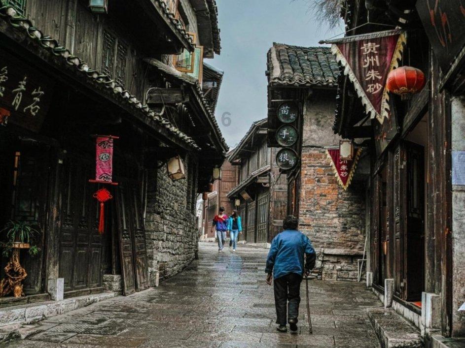 迪丽热巴穿吊带礼服秀天鹅颈 身材曼妙曲线动人